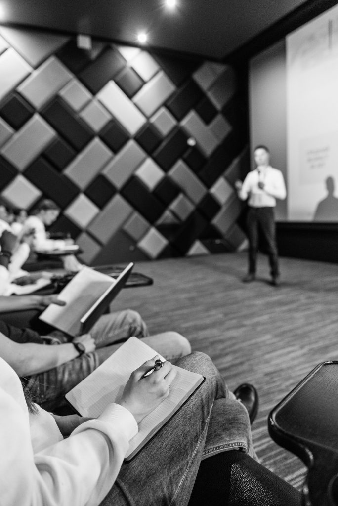 Formateur animant une session de formation sécurité en entreprise